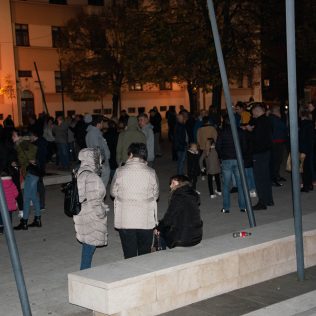 Foto: U Kninu održan prosvjed protiv „ausvajsa“ – skupilo se 150 ljudi; Prosvjed se nastavlja sutragall-17