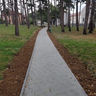 Uređuje se park kod “Borića”; Popločana pješačka stazagall-2