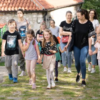 Projekt ‘Knin grad s pričom’: Djeca i mladi obišli Kninsku tvrđavu uz stručno vodstvogall-3